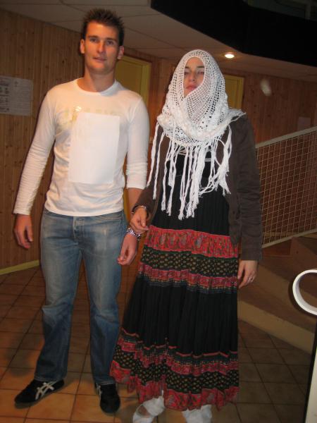 DEFI 1, 2, 3: Se scotcher 1 feuille pour faire �crire � l'�quipe adverse ce qu'ils veulent, d�guiser au moins 1 membre du groupe et menotter 1 mec et 1 fille pendant 1H! 100, 100, et 400 pts