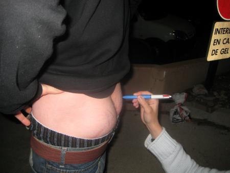 ENCORE DES FESSES... SAUF QUE... C'EST A QUI???