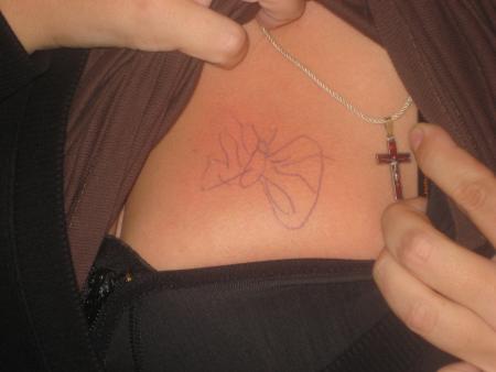 DEFI 16: Dessiner un papillon sur le sein d'une fille 400pts