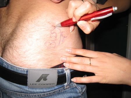 DEFI DE LA SIGNATURE SUR LES FESSES